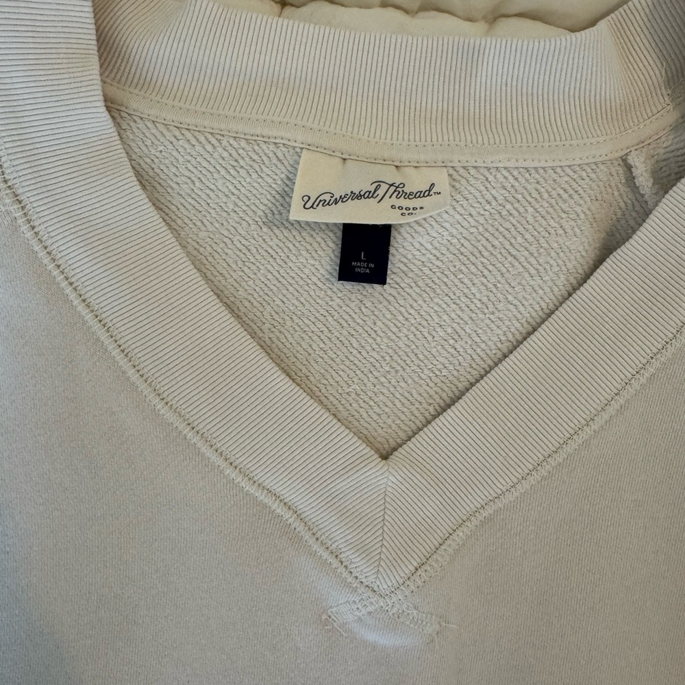 Universal Thread Cream V-Neck Pullover Sweater
